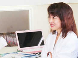 ニキビの悩みを聞くタナベ皮フ科クリニック院長の田辺和美先生