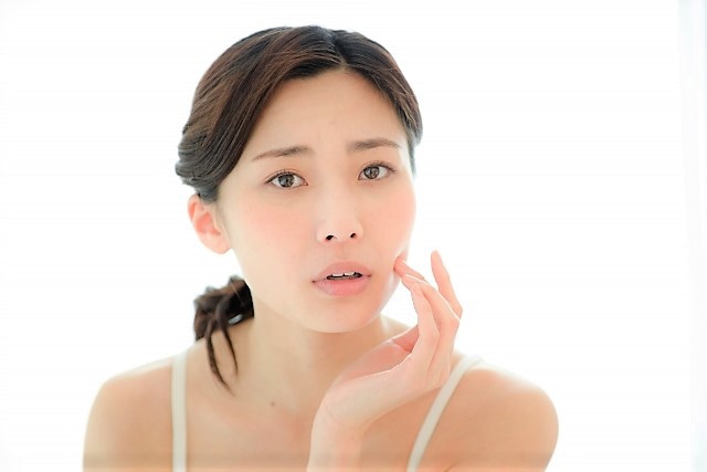 シミを気にしている女性