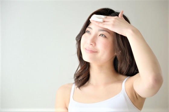 日焼け後のシミ対策をしている女性