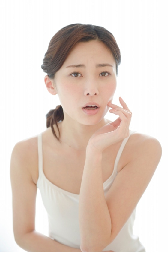 くすみに悩んでいる女性