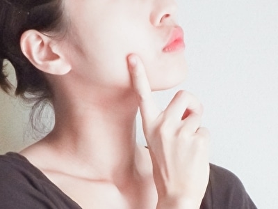 「なんでテカリがひどいんだろう...」とテカリの原因を考えている女性