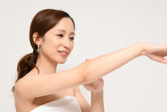 身体のカサつきをケアしている女性