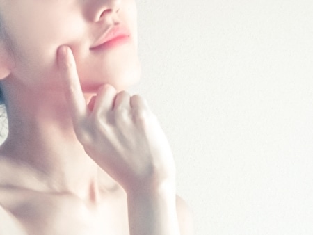 毛穴のことで悩んでいる女性