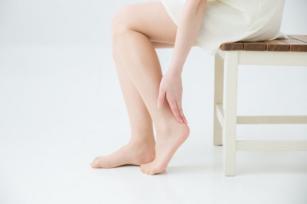 かかとを気にする女性