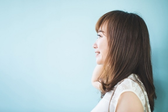 女性の横顔