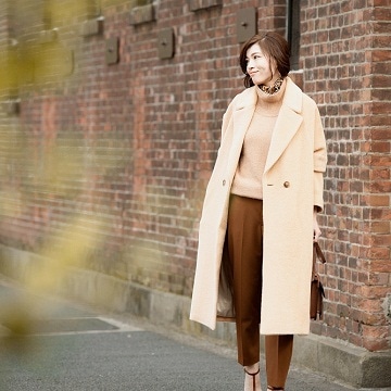 人気スタイリストに学ぶ着こなしテク！ 一枚で印象が変わるロングコートと “着ぶくれしない”スタイリング術