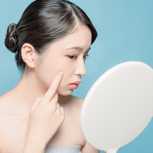 毛穴の黒ずみの原因は？無理やり取るのはNG ! 正しいケア方法