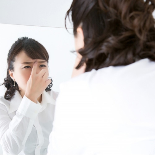 いままで気にしてなかった部位が今年は気になる？！ 眉間や額のシワ改善簡単テクニック